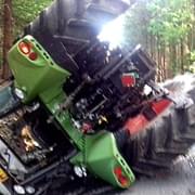 Opilý traktorista převrátil stroj