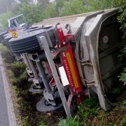 Kamion Volvo vínové barvy vytlačil ze silnice jiný kamion a ujel