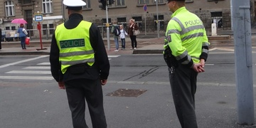 Řídil se zákazem řízení, falešnou značkou a pod vlivem omamných a psychotropních látek