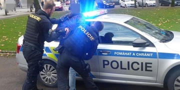 Seniora udeřil lahví, mladíka hrnkem