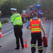 Motorkář i spolujezdkyně jsou velmi vážně zraněni