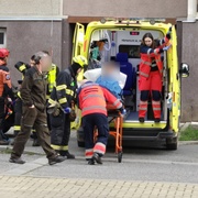 Žena seděla v okně v osmém patře a vyhrožovala skokem
