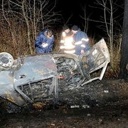 Na Karlovarsku včera v noci uhořel mladý muž v autě