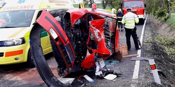 Po nárazu do stromu zemřela spolujezdkyně