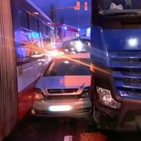 Osobní vůz skončil skřípnutý mezi kamionem a autobusem