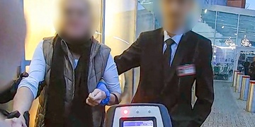 Žena se rozhodla přespat na toaletách v Plaze, když ji vyvedli, nadýchala víc než čtyři promile