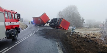 Opilý řidič kamionu nezvládl průjezd zatáčkou