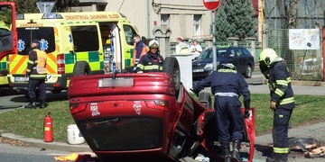 Z převráceného auta děti vyprošťovali svědci