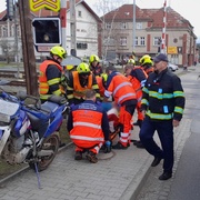 Motocyklista na přejezdu nezvládl řízení