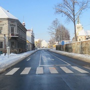 Řidič neznámého stříbrného vozu srazil ženu a z místa zbaběle ujel
