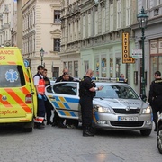 Bitka v Riegrově ulici, na místě je pokousaný policista