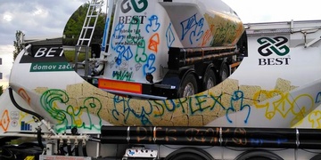 "Čuráčkový" umělec opět zaútočil