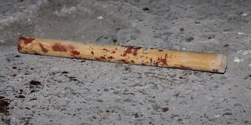 Opět Třemošná, nyní zde mladíkovi rozbili hlavu klackem