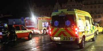 Na náměstí Republiky ze třetího patra vypadl 24 letý muž - , 