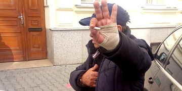 Rozbité dveře, čtyři promile a násilím na Charitu