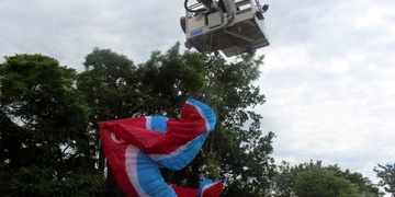 Paraglidistka se zapletla do drátů vysokého napětí