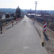 S více než dvěma promile zdemoloval značky na mostě