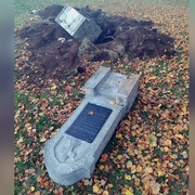Muže zavalil náhrobní kámen