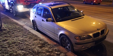 Opilý muž havaroval na Slovanech, zničil si auto a z místa utekl