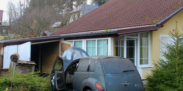 Oheň zničil auto v garáži