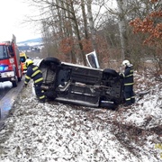 Další auto převrácené v příkopu