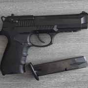 Při hádce sokovi vyhrožoval pistolí