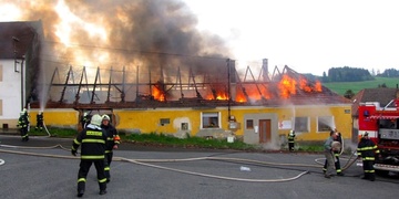 Při požáru rodinného domu došlo k výbuchu