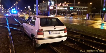 Další vůz z kolejiště museli vyprostit hasiči