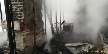 Vichr lámal stromy a požár chaty v nepřístupném terénu