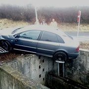 Dopravní nehoda na dálnici D5, auto uvízlo v čističce