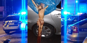 Zloděj prchal s metr a půl velkým křížem přes rameno