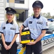 Policisté použili defibrilátor a muži tak zachránili život