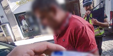 Celostátně hledaný na sebe sám upozornil špatným parkováním