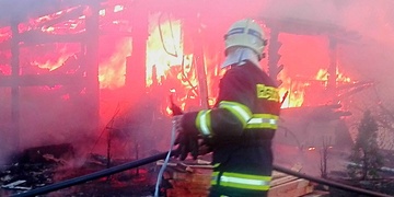 Požáry v Plzni i v Třemošné, zraněný motorkář a to vše současně