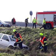 Auto skončilo v poli