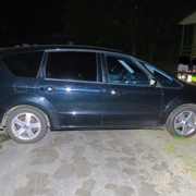 Auto použil jako zbraň, rozzuřený dav ho však z vozu vytáhl