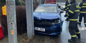 Řidič za jízdy zkolaboval a s vozem narazil do sloupu