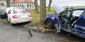 Dva vozy po střetu skončily ve stromě