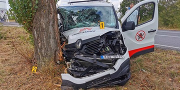 Střet dodávky se stromem