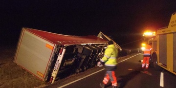 Z havarovaného kamionu uniklo 400 litrů nafty, ohrožena byla i Mže