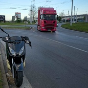 Střet jezdce na skútru s kamionem