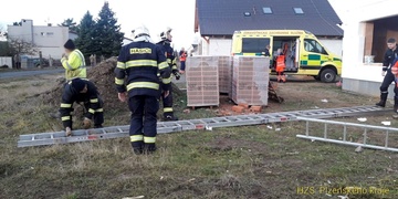 Stavař po pádu skončil v nemocnici