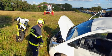 Motorkářka po střetu s autem prolétla bočním oknem dovnitř vozu