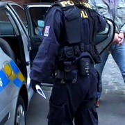 "Pomoc, on mi krade výfuk!"