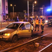 Další auto v kolejišti, tentokrát u Plazy