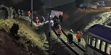 Vlak u Plzně srazil a na místě usmrtil ženu