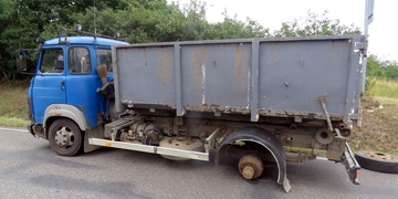 Kolo odpadlé z Avie sestřelilo dopravní značku