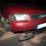 Policisté pátrají po řidiči tohoto vozu