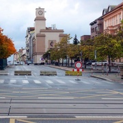 Poškozená budova dále komplikuje dopravu v Plzni