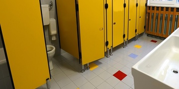 Dítě se na školní toaletě pokusilo o sebevraždu